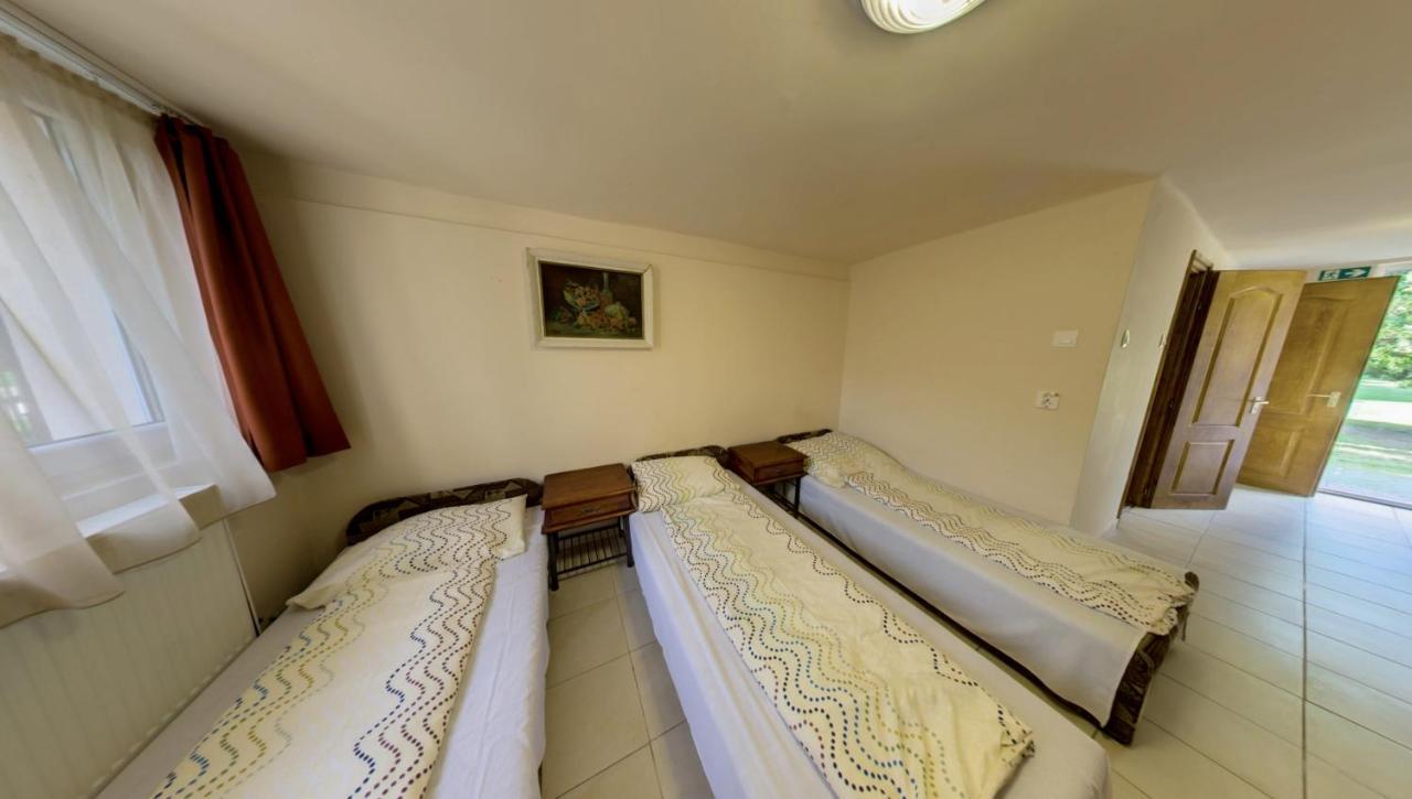 Strand Motel, Vigado Csarda Dombrad Экстерьер фото